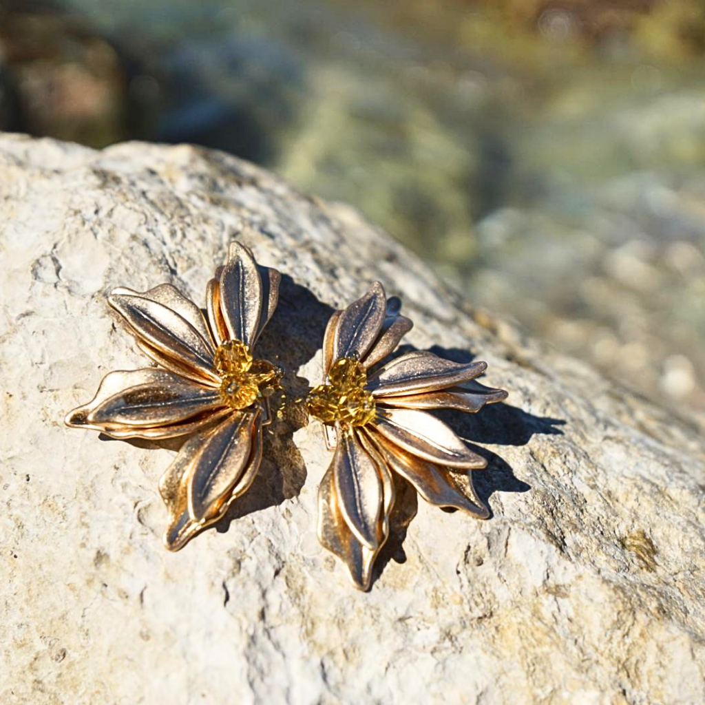 Gouden oversize bloemenoorbellen
