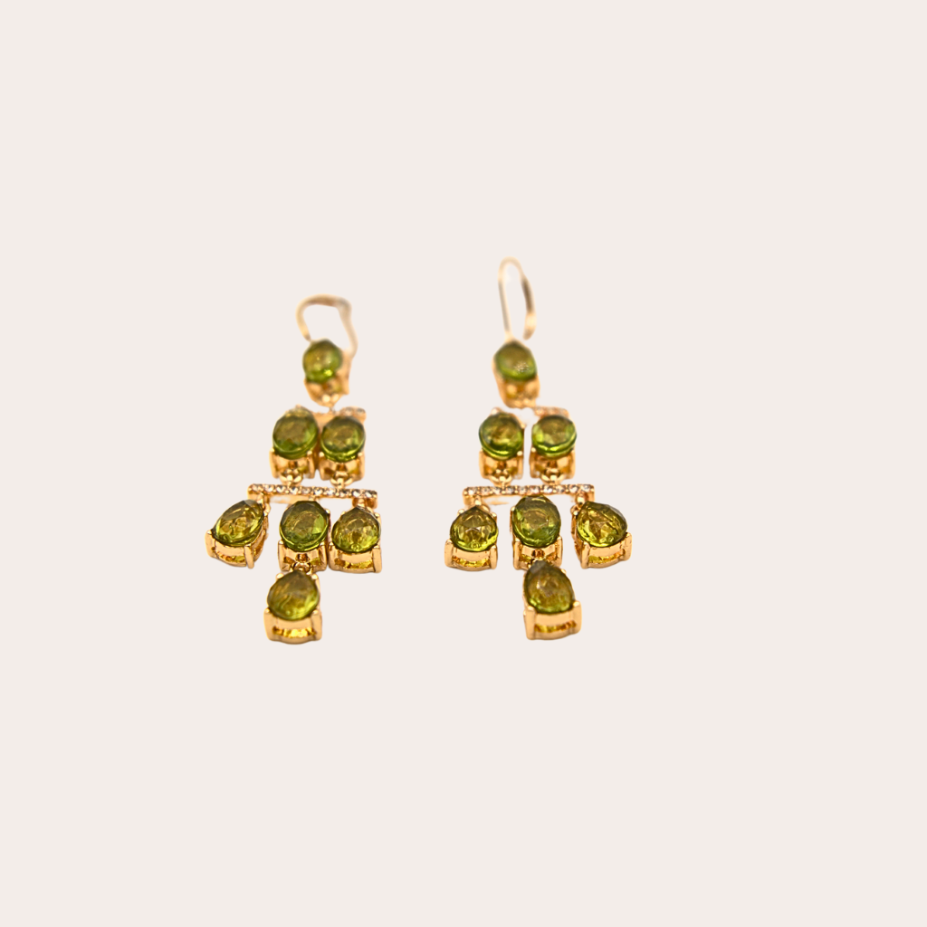 Gouden lange oorbellen met groene steentjes