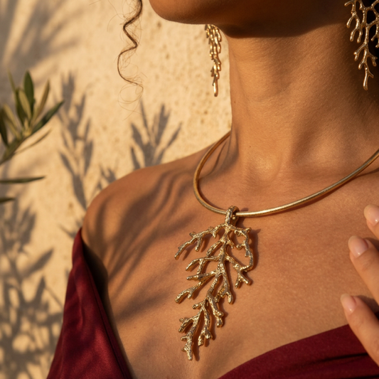 Árbol Celestial – parure branche d'arbre dorée, pendentif et boucles d'oreilles, plaqué or – détail 2 – Wear Celestials