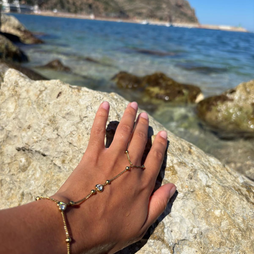 Hand chain in gold