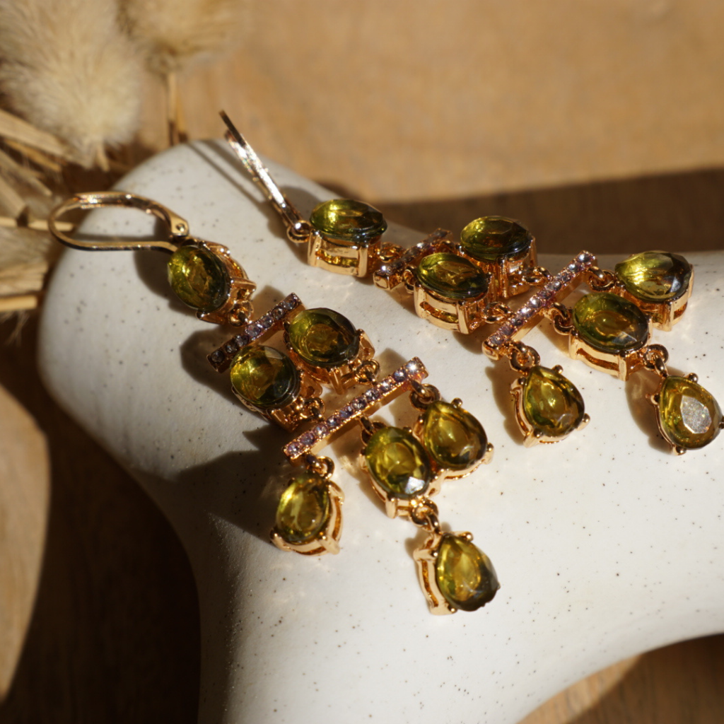 Gouden lange oorbellen met groene steentjes