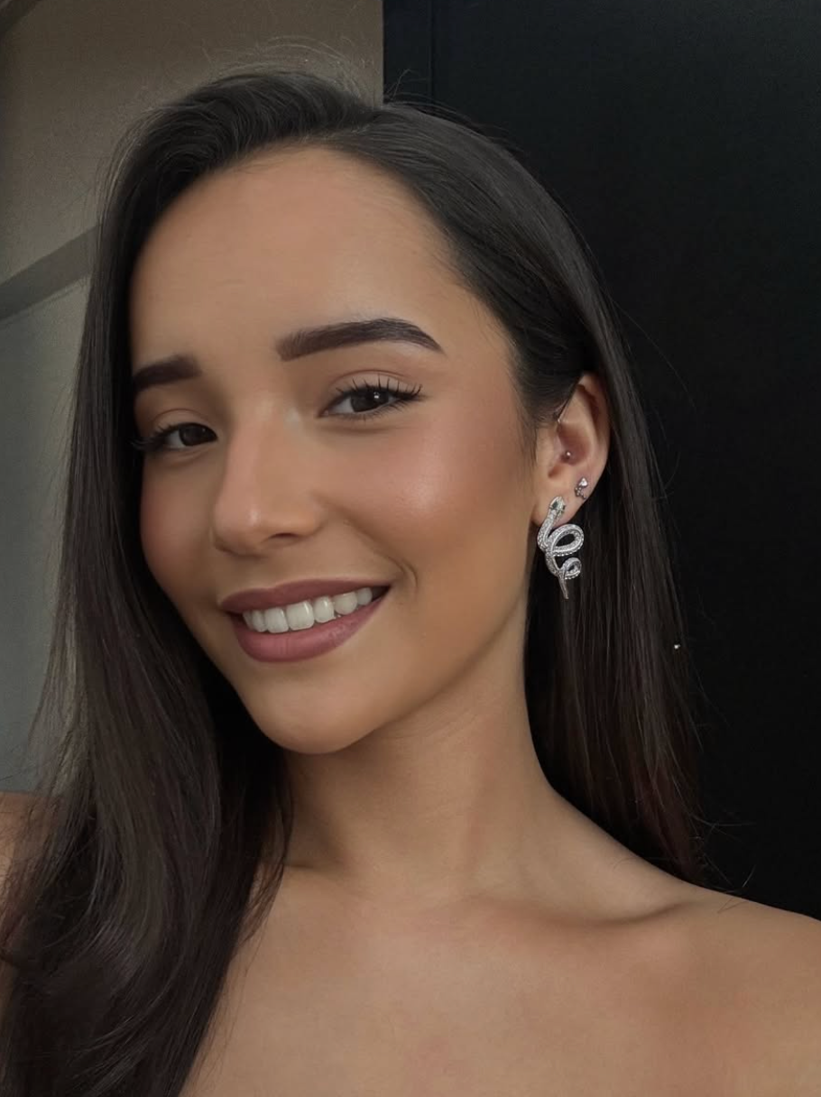Miss teenager netherlands wear celestials oorbellen slang