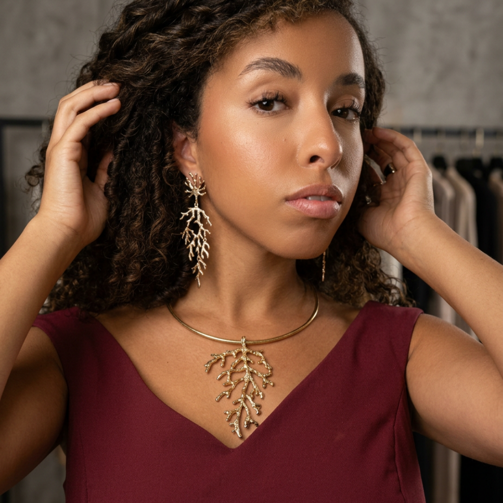 Árbol Celestial – gold tree branch jewellery set, pendant and earrings, gold plated – detail 4 – Wear Celestials