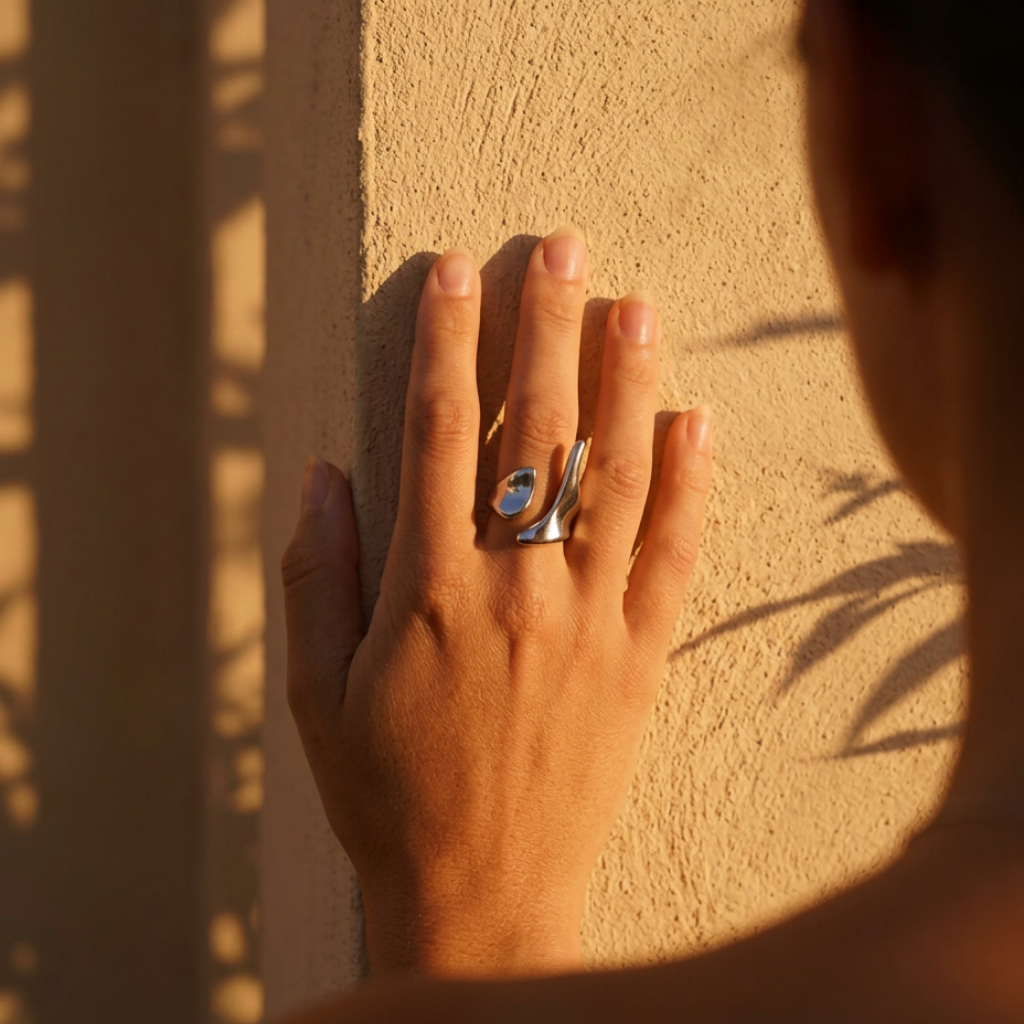 Armonía – sculptural statement ring in gold and silver – detail 11 – Wear Celestials