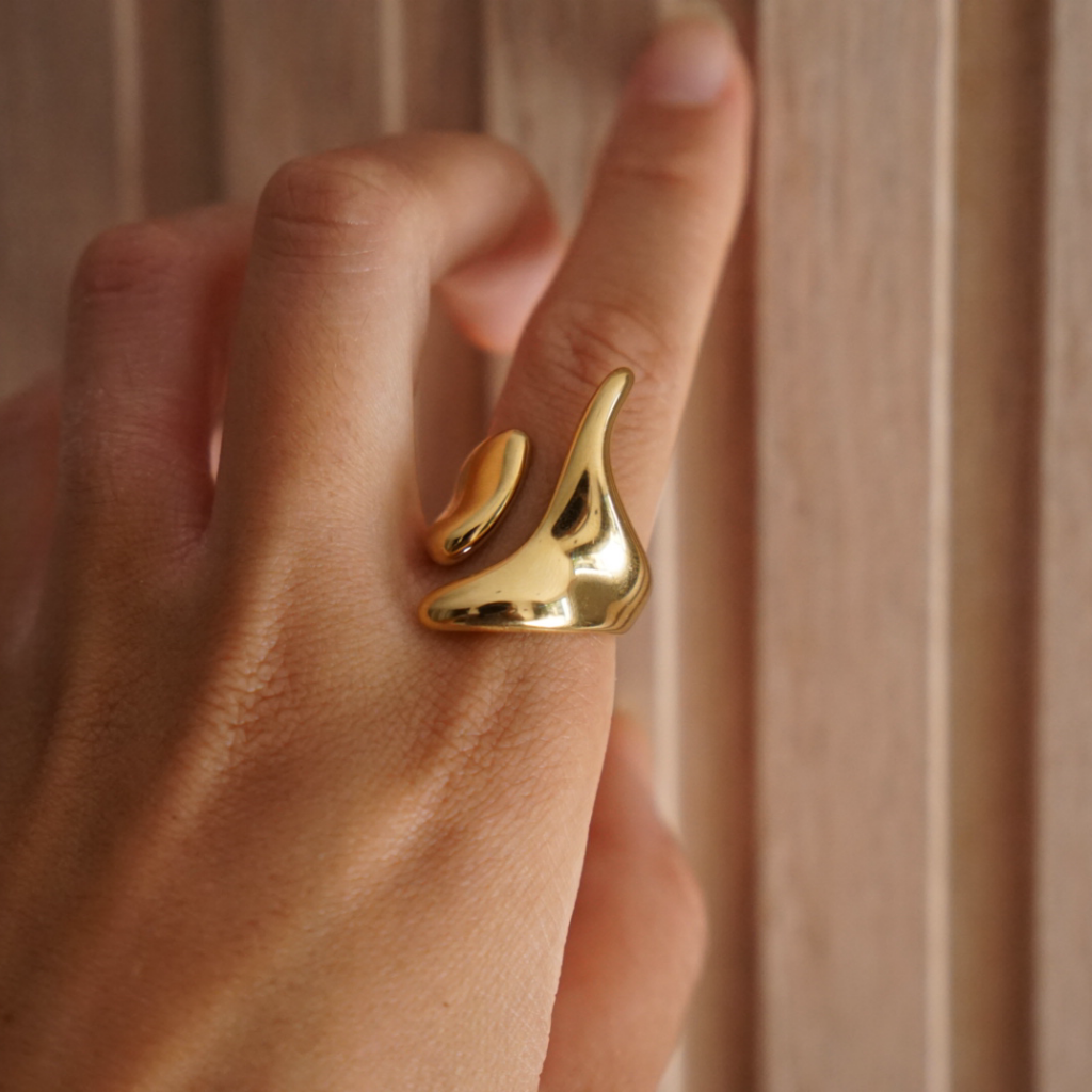Armonía – sculptural statement ring in gold and silver – detail 3 – Wear Celestials