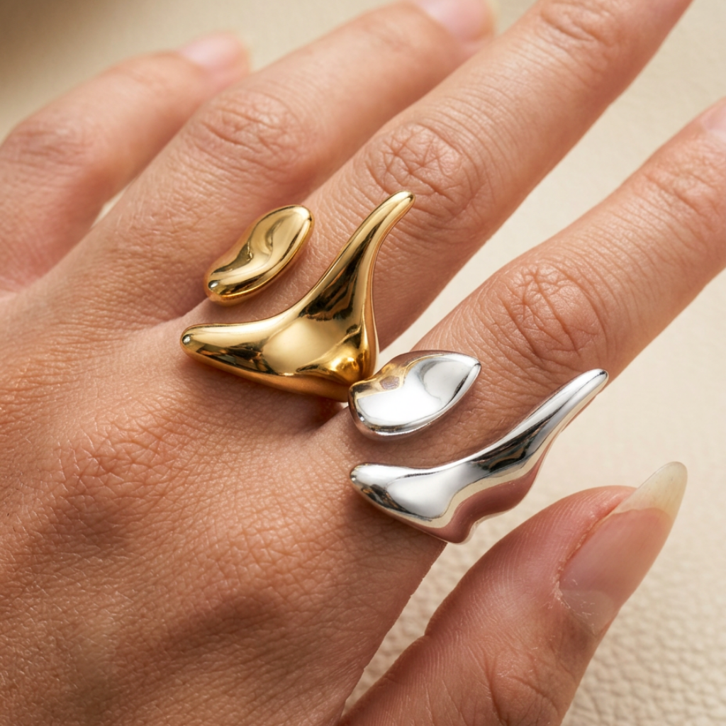 Armonía – sculptural statement ring in gold and silver – detail 5 – Wear Celestials