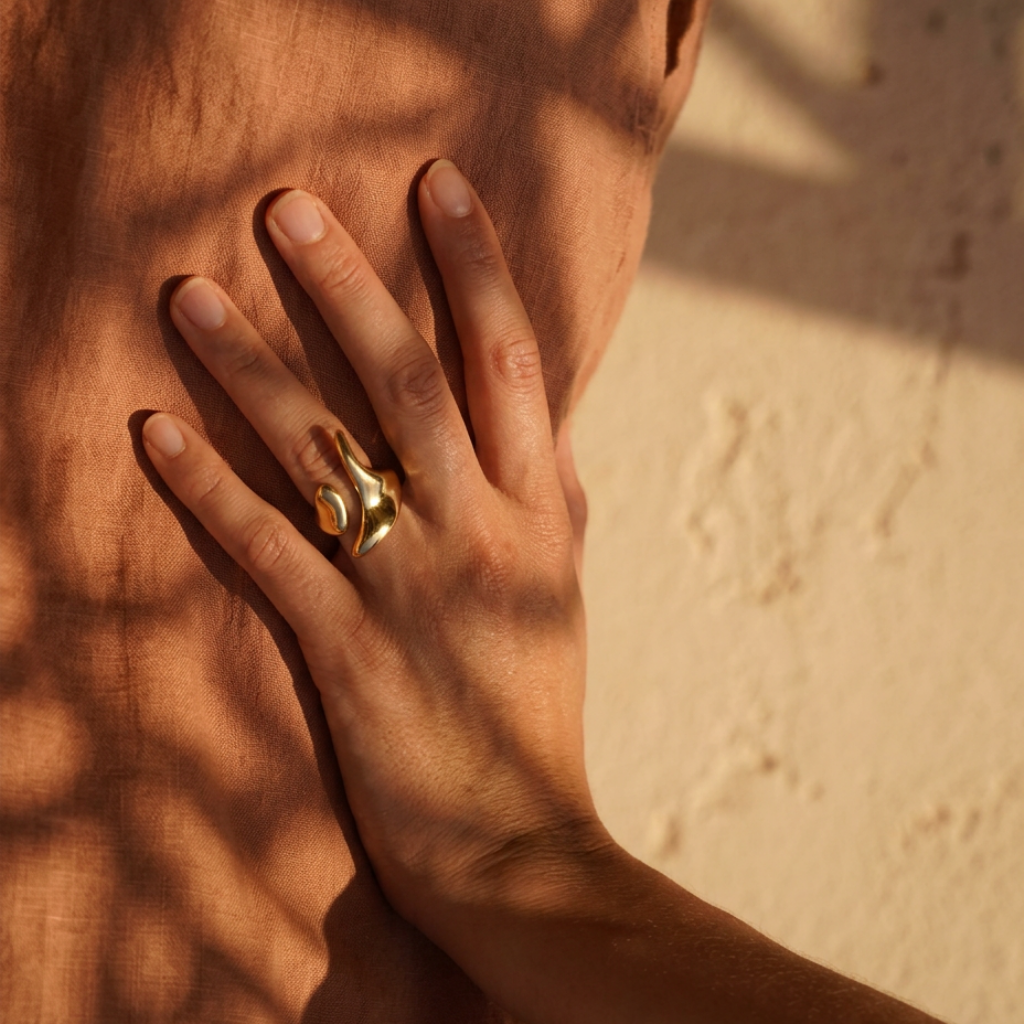 Armonía – sculptural statement ring in gold and silver – detail 6 – Wear Celestials