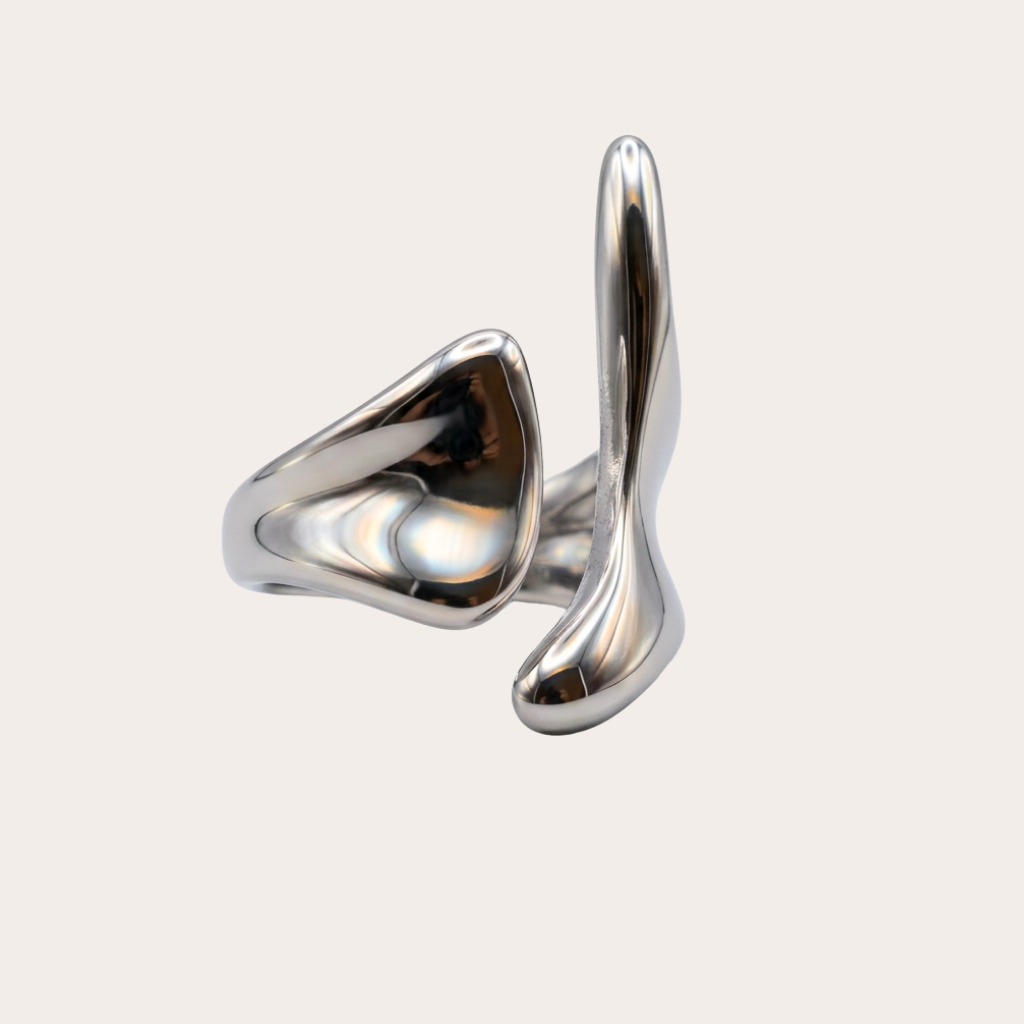Armonía – sculptural statement ring in gold and silver – detail 7 – Wear Celestials