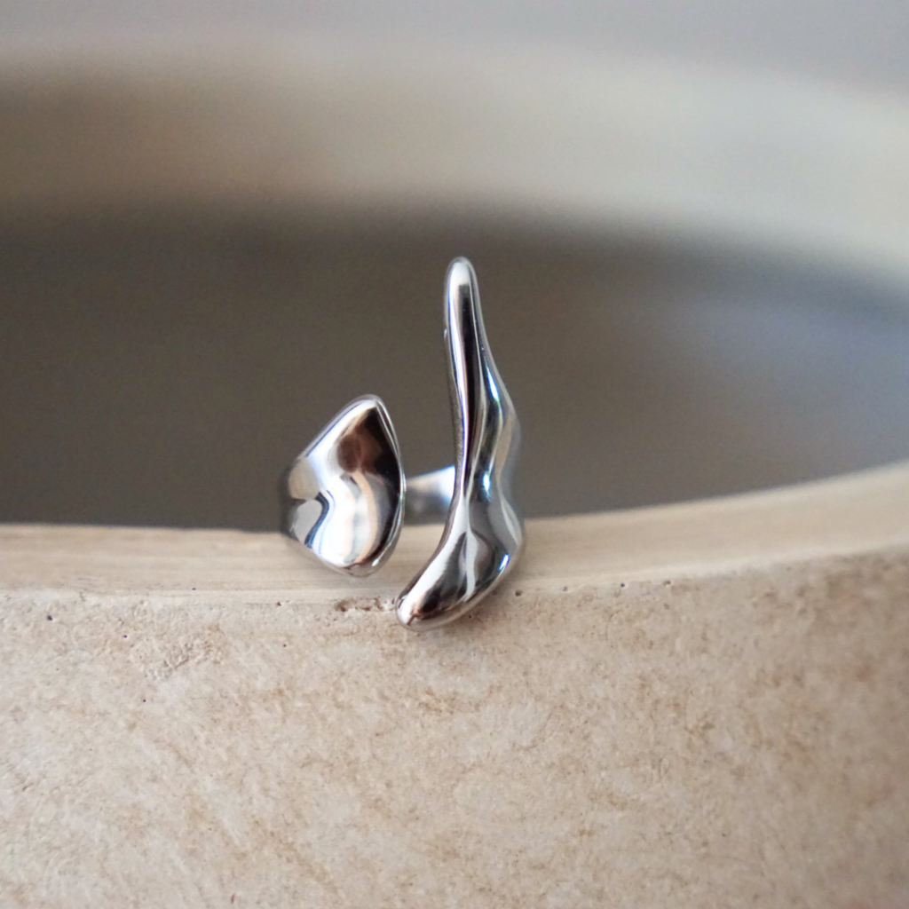 Armonía – sculptural statement ring in gold and silver – detail 8 – Wear Celestials