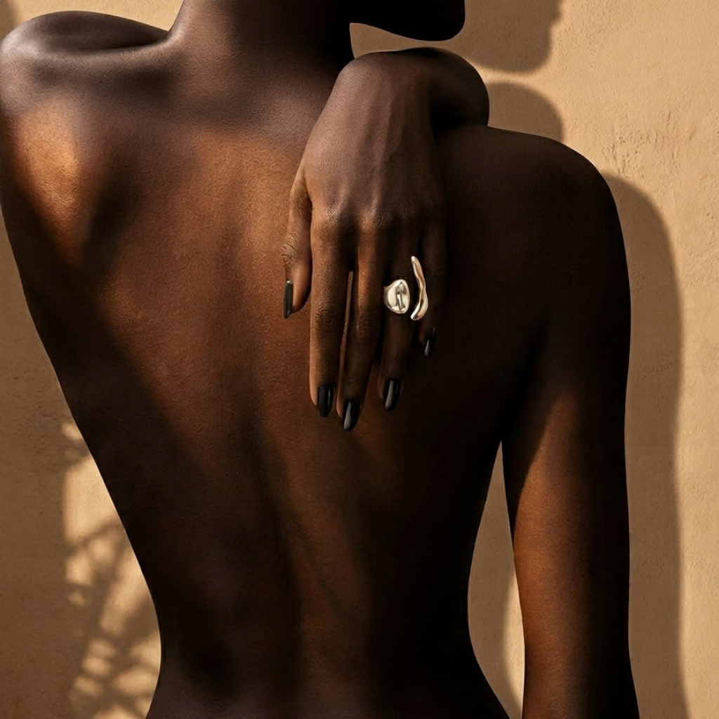 Armonía – sculptural statement ring in gold and silver – detail 9 – Wear Celestials