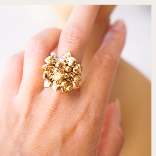 Astra Amore – large bague statement dorée à cœurs – détail 2 – Wear Celestials