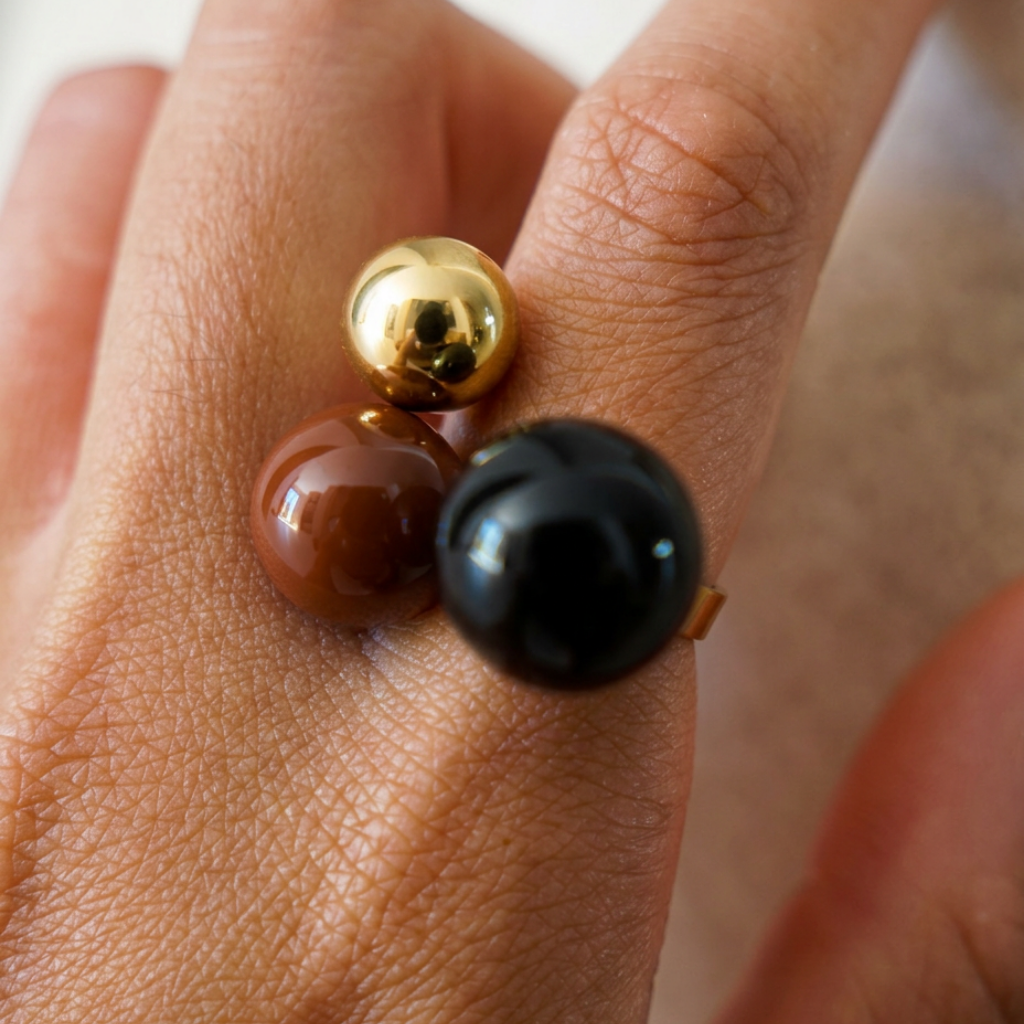 Cósmico de Colores – gold statement ring with three coloured spheres – detail 3 – Wear Celestials