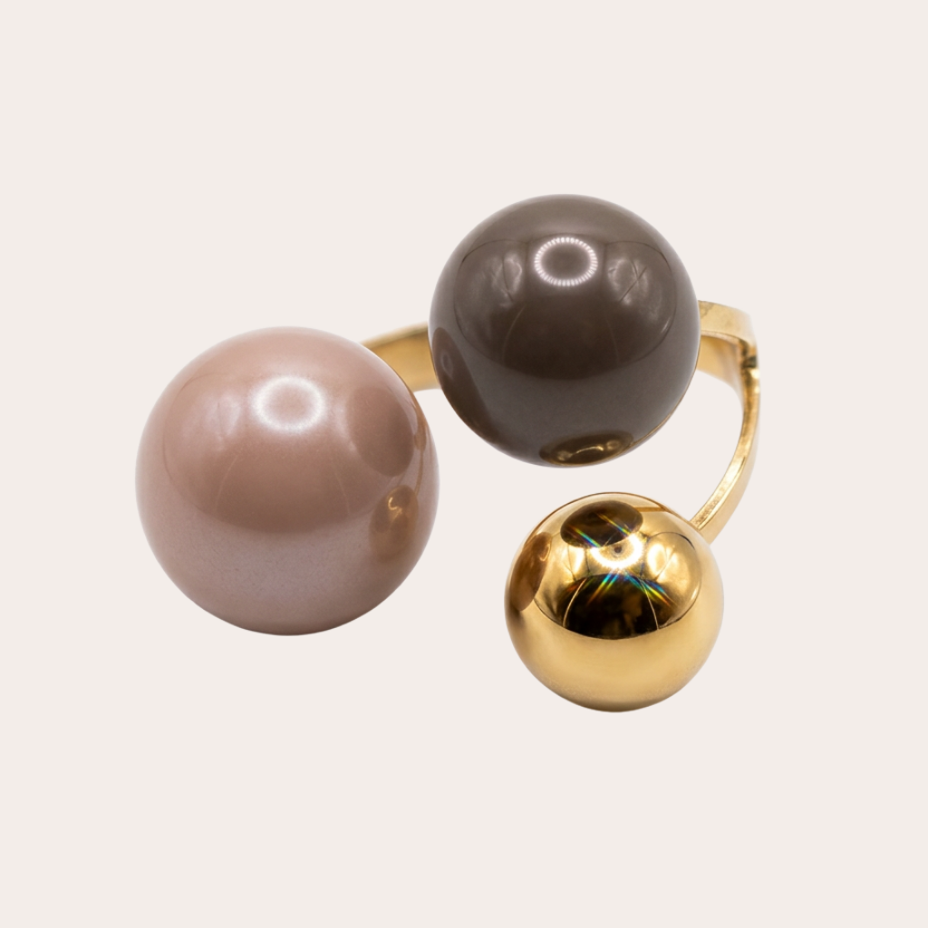 Cósmico de Colores – gold statement ring with three coloured spheres – detail 5 – Wear Celestials
