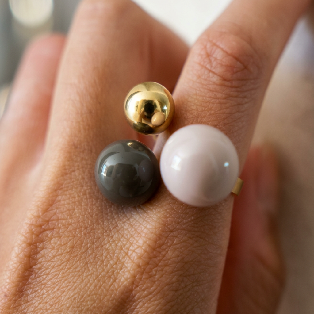 Cósmico de Colores – gold statement ring with three coloured spheres – detail 6 – Wear Celestials