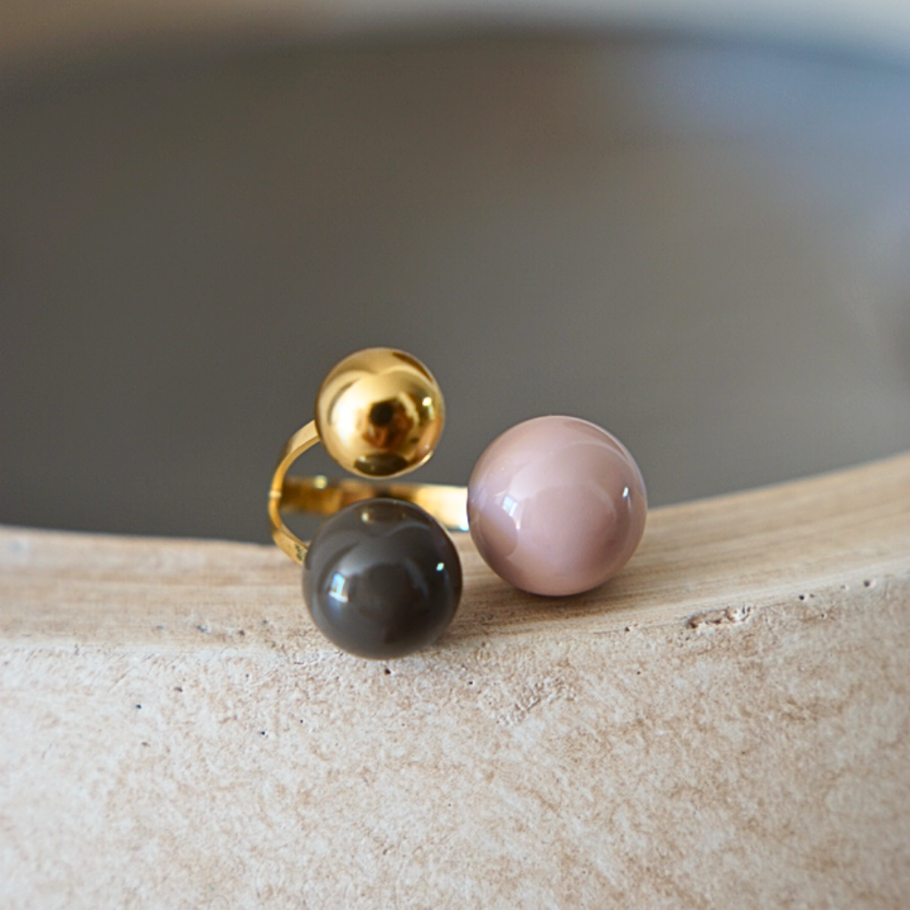 Cósmico de Colores – gold statement ring with three coloured spheres – detail 7 – Wear Celestials
