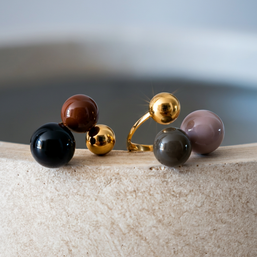 Cósmico de Colores – gold statement ring with three coloured spheres – detail 8 – Wear Celestials