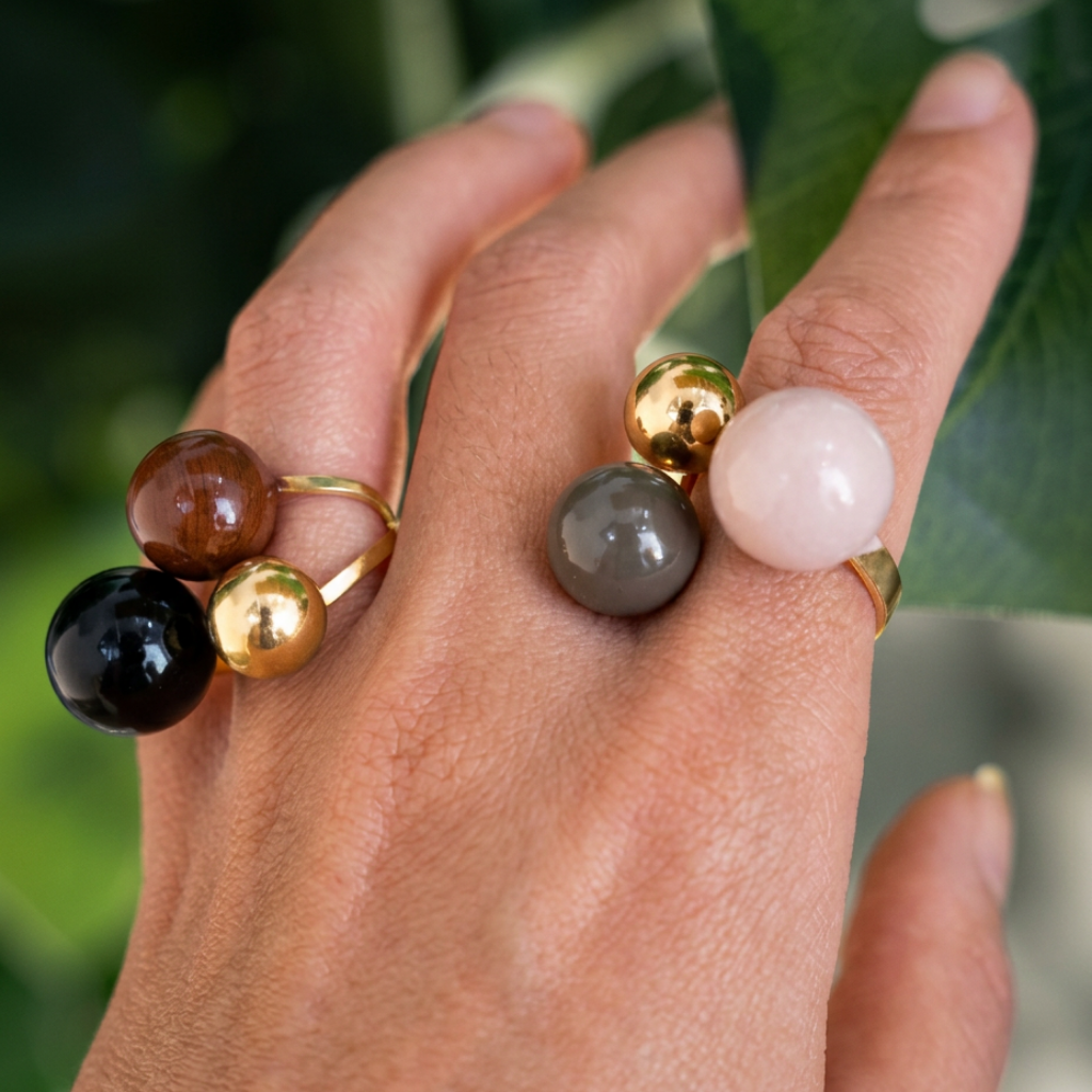 Cósmico de Colores – gold statement ring with three coloured spheres – detail 9 – Wear Celestials