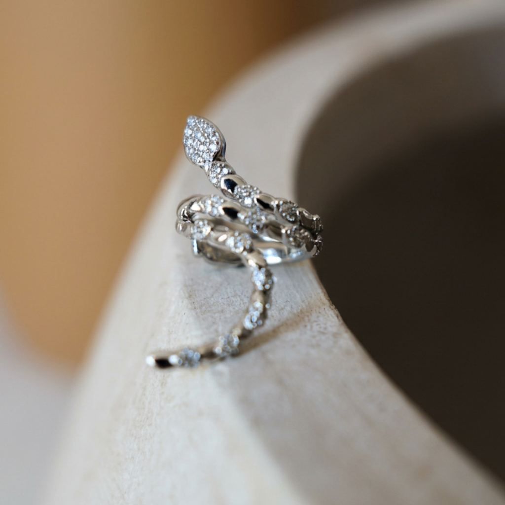 El Susurrador – crystal snake ear cuff – detail 9 – Wear Celestials