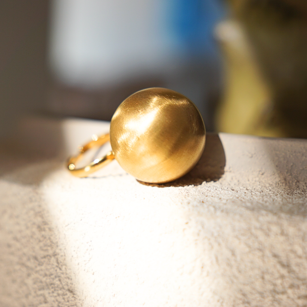 Esfero Dorada – adjustable gold sphere statement ring – detail 7 – Wear Celestials