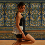 Vrouw met witte pailletten tas