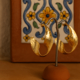 Gehamerde gouden oorbellen