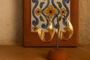 Gehamerde gouden oorbellen