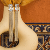 Lange zilveren oorbellen met vierkante steen en franjes