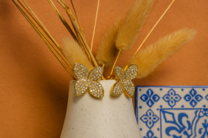 gouden oorknoppen blaadjes