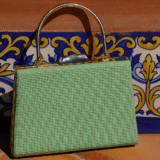 mintgroene clutch met gouden handvat