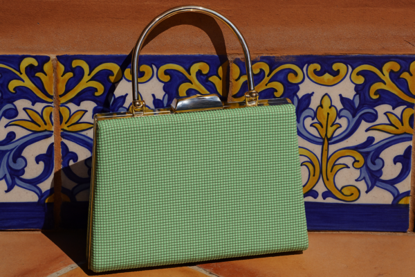 mintgroene clutch met gouden handvat