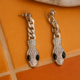 Zilveren oorbellen met steentjes. Slang oorbellen.