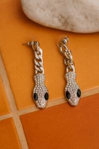 Zilveren oorbellen met steentjes. Slang oorbellen.