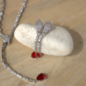 Zilveren sieraden set, ketting en oorbellen, rode steen