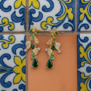 Gouden lange oorbellen met groene steentjes