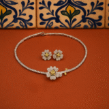 zilveren sieradenset met bloemen en kristallen