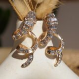 Gouden slang oorbellen met steentjes