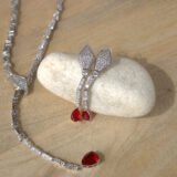 Kristallen sieraden set met rode druppel steen