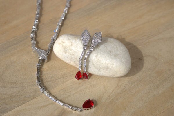 Kristallen sieraden set met rode druppel steen