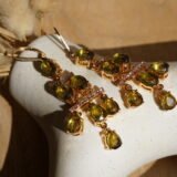 Lange Gouden Oorbellen met Olijfgroene Kristallen