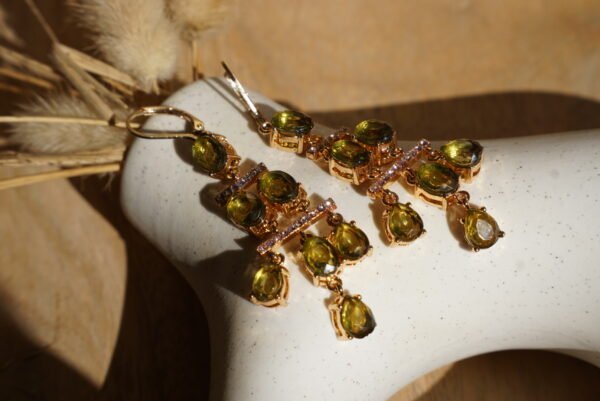Lange Gouden Oorbellen met Olijfgroene Kristallen