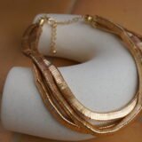 Gouden Statement ketting. Gelaagde gouden ketting