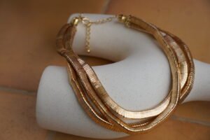 Gouden Statement ketting. Gelaagde gouden ketting