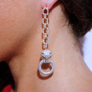 Lange zilveren panter oorbellen.