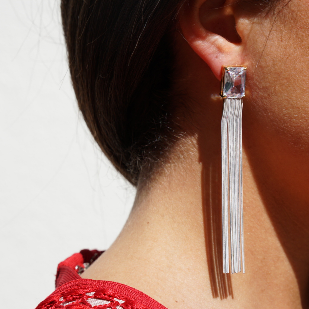 Lange zilveren oorbellen steen