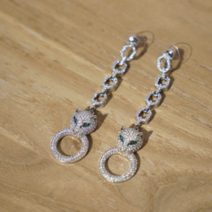 Lange zilveren oorbellen, panter