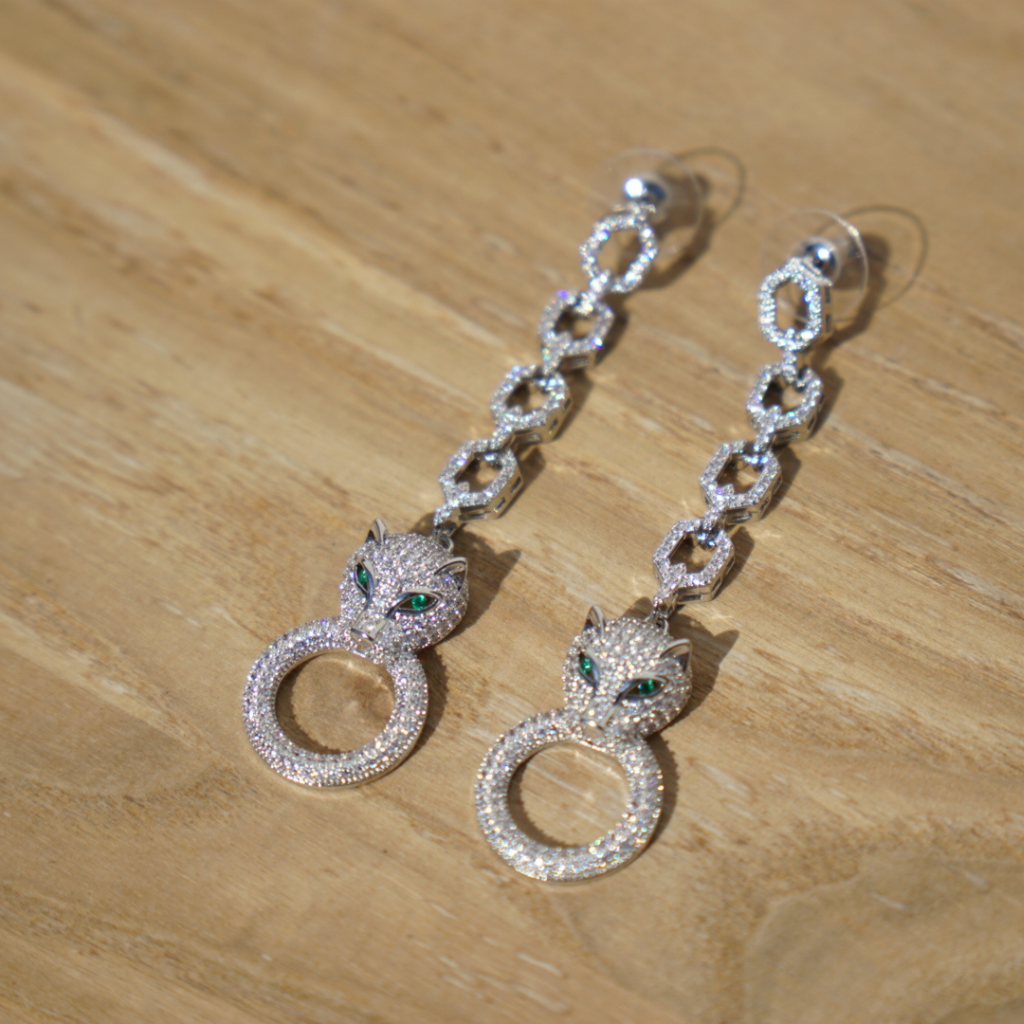 Lange zilveren oorbellen, panter