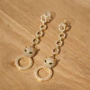 Lange gouden oorbellen, panter