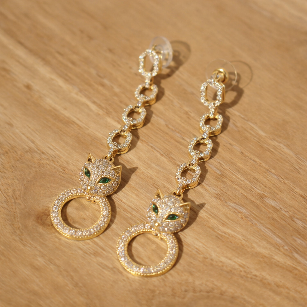 Lange gouden oorbellen, panter