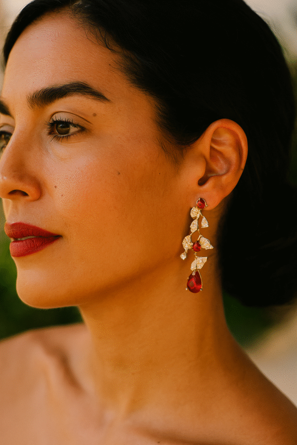 Lange gouden oorbellen met rode steentjes