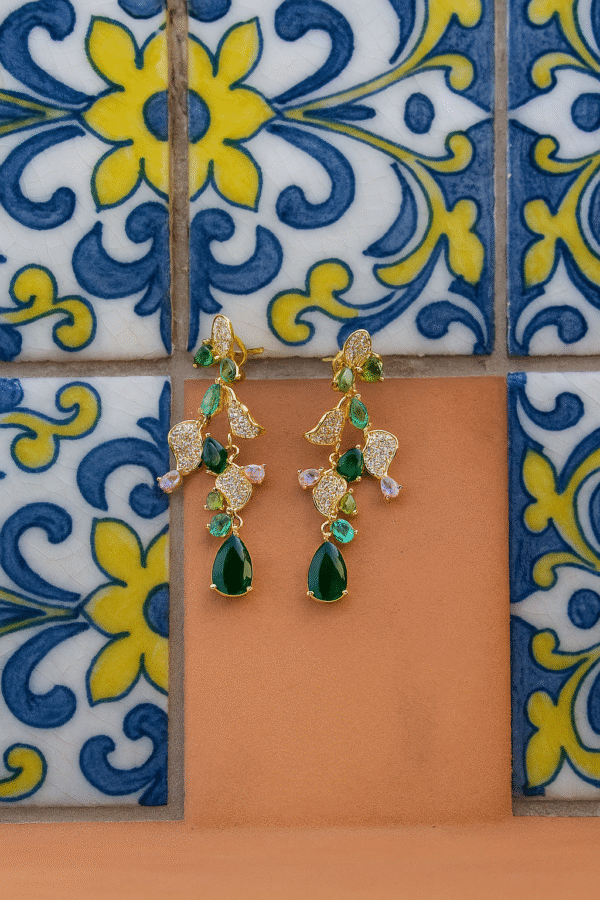 Gouden strass oorbellen. Lange gouden oorbellen met groene steentjes